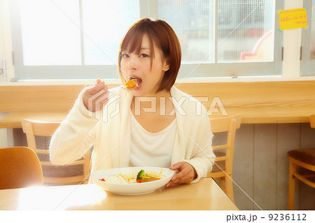 カレーを食べる女性の写真素材