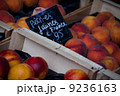 フランス・マーケットの桃 9236163