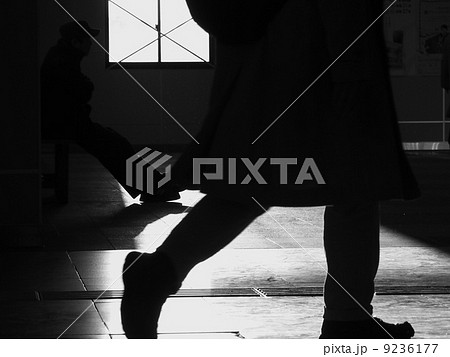 去り行く人、佇む人 去り行く人、佇む人 9236177