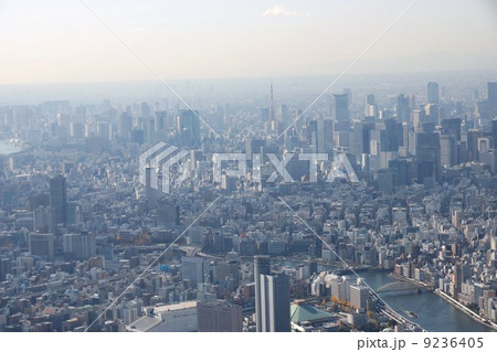 東京スカイツリー内から見た東京タワーと東京風景 東京スカイツリー内から見た東京タワーと東京風景 9236405