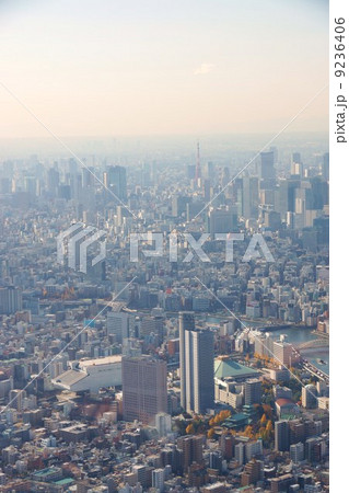 東京スカイツリー内から見た東京タワーと東京風景 東京スカイツリー内から見た東京タワーと東京風景 9236406