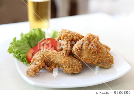 Fried Chicken with tomato vegetable and beer 9236806