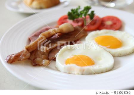 Breakfast with bacon , fried egg and orange juice Breakfast with bacon , fried egg and orange juice 9236856