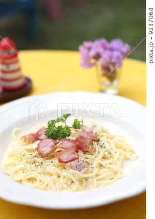 Spaghetti Carbonara with bacon and cheese 9237068
