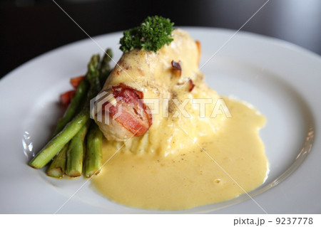 Chicken and bacon with cheese sauce 9237778