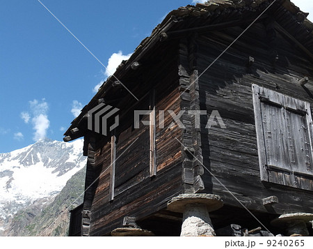 スイス　ねずみ返しの小屋 9240265
