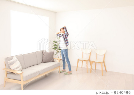 部屋にいる女性 9240496