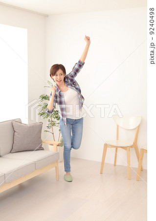 部屋にいる女性 9240498