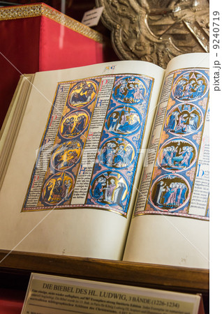 スペイン　世界遺産　トレド大聖堂に収蔵・展示されている聖書 9240719