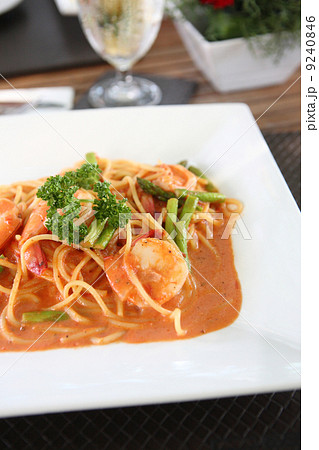 linguine pasta with shrimps in tomato sauce linguine pasta with shrimps in tomato sauce 9240846