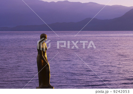 朝日に照らされる辰子像 9242053