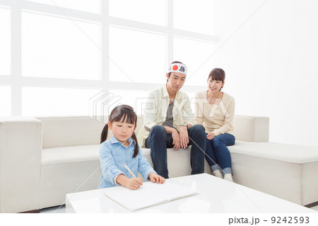 お受験で勉強する子を応援する父母 お受験で勉強する子を応援する父母 9242593