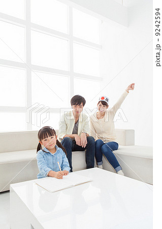 お受験で勉強する子を応援する父母 お受験で勉強する子を応援する父母 9242594