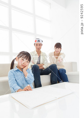 お受験で勉強する子を応援する父母 お受験で勉強する子を応援する父母 9242595