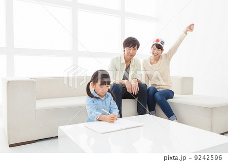 お受験で勉強する子を応援する父母 お受験で勉強する子を応援する父母 9242596
