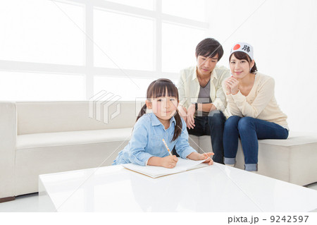 お受験で勉強する子を応援する父母 お受験で勉強する子を応援する父母 9242597