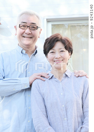 シニア　夫婦イメージ 9243140