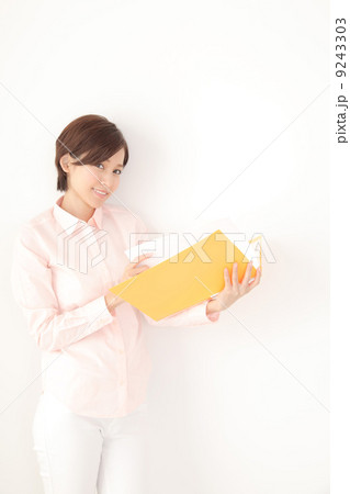 書類を持つ女性 9243303