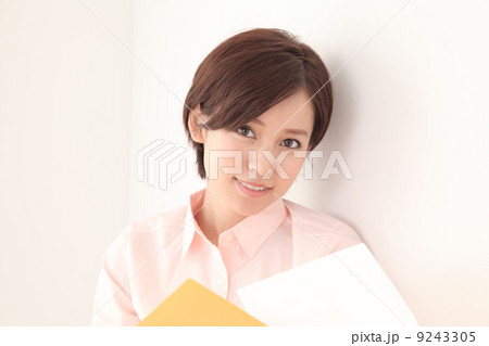書類を持つ女性 書類を持つ女性 9243305
