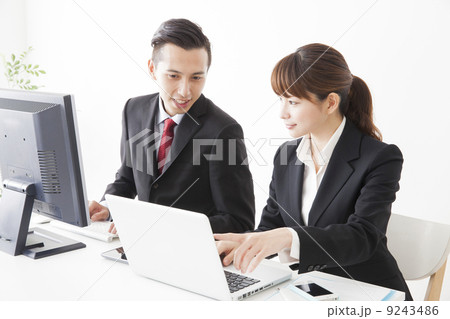 スーツの男女 スーツの男女 9243486