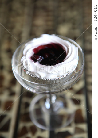 Berry fruit cake 9244011