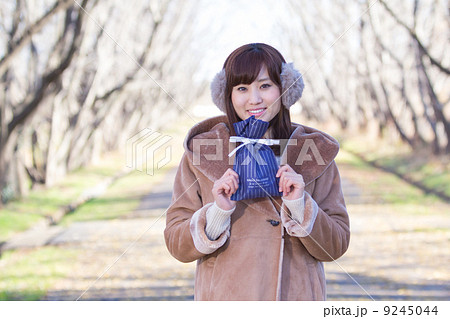 プレゼントを渡す女性 9245044