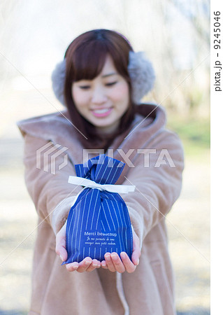プレゼントを渡す女性 プレゼントを渡す女性 9245046