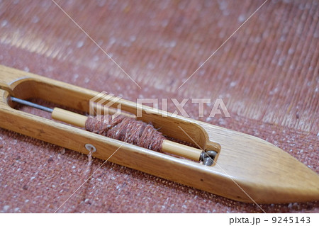 機織り作業（織布と杼） 9245143