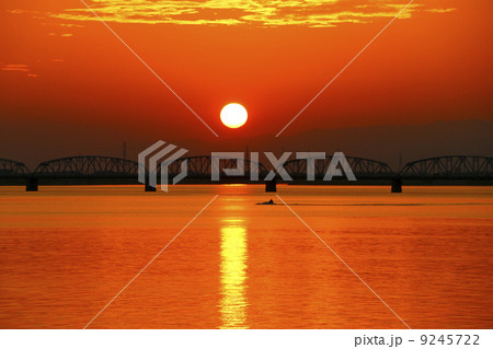 旧吉野川橋と夕陽 9245722