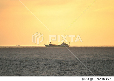 夕暮れの海を進む船 夕暮れの海を進む船 9246357