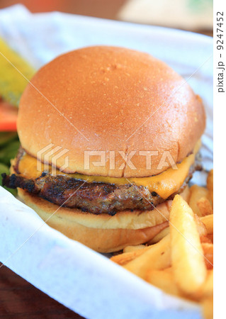 本場アメリカで食べるおいしいチーズバーガー 本場アメリカで食べるおいしいチーズバーガー 9247452