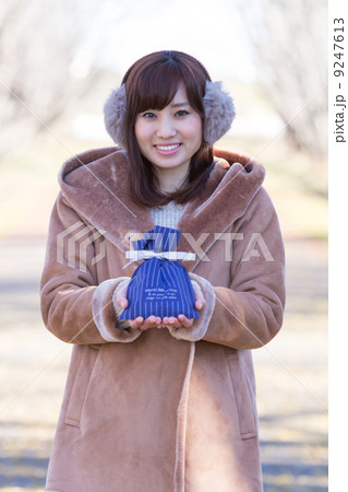プレゼントを渡す女性 9247613