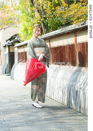 京都で着物を着た女性 9247666