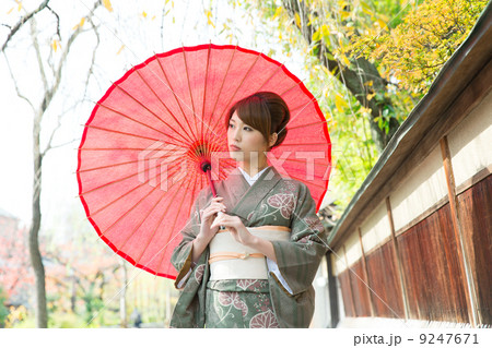 京都で着物を着た女性 9247671
