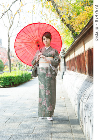 京都で着物を着た女性 9247673