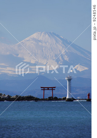 真名瀬海岸から裕次郎灯台と菜島の鳥居越しに冬晴れの富士山を望む（神奈川県葉山町） 9248546