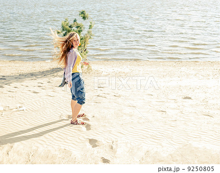 beautiful girl in the morning on the beach. beautiful girl in the morning on the beach. 9250805