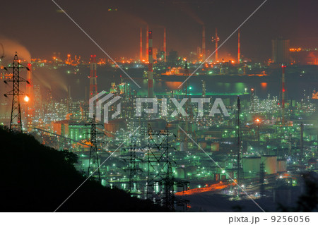 鉄塔群と煙突群 9256056