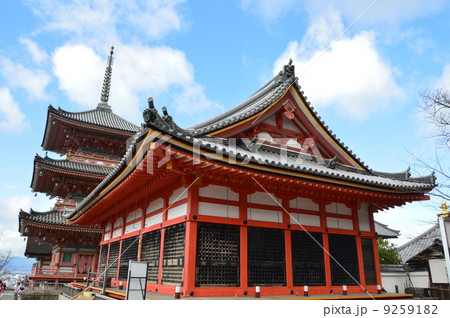 清水寺の「三重塔(奥)」と「経堂(手前)」(京都市東山区清水) 清水寺の「三重塔(奥)」と「経堂(手前)」(京都市東山区清水) 9259182