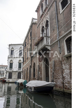 Alley in Venice, Italy Alley in Venice, Italy 9260834