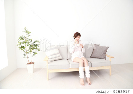 冬の部屋着の女性 9262917