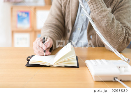 電話をする男性 9263389