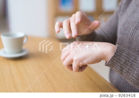 ハンドクリームを塗る女性 9263418