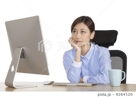 Business woman sitting at desk dreaming 9264520