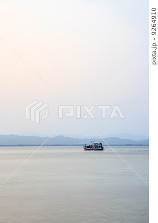 fishing bont in the sea 9264910