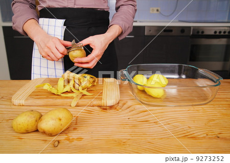 Peeling Potato 9273252