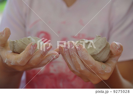 pottery child hands 9275028