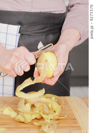 Peeling Potato 9275570