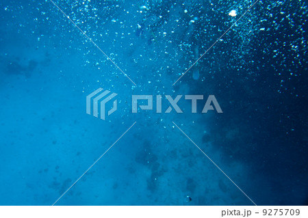 Bubbles air bubbles in blue ocean water 9275709