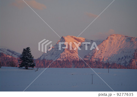 Winter mountains on a bright sunny day Winter mountains on a bright sunny day 9277635